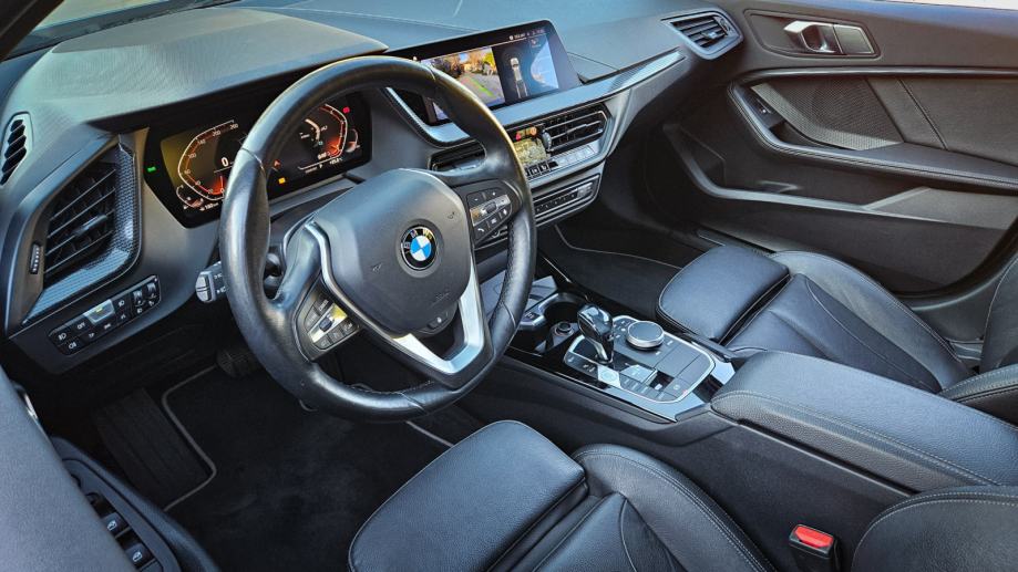 BMW 118i automatik, Virtual, Pano, Ambient, Sport elek gr. sj, Keyless, fotografija 9