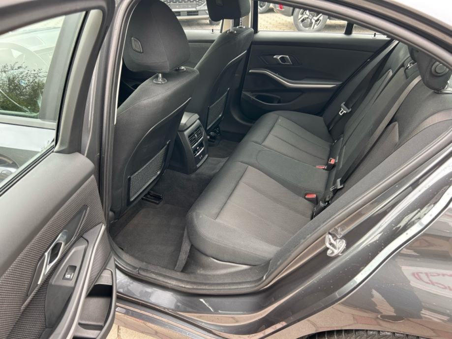 BMW 318i 2022.,VIRTUAL NAVI, SERVISNA, LED, FRONT ASSIST, ALU, fotografija 13