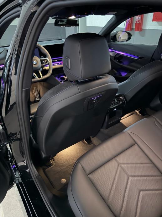 Bmw 520d M sport Pro, 5/2025, 5g garancija i servisi, kupljen u Tomic, fotografija 11