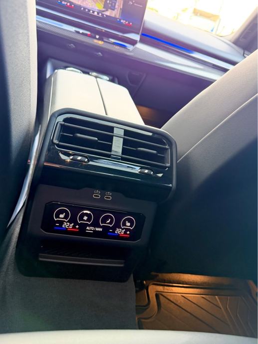 BMW 520d, M sport PRO, panorama, iconic glow, bowers & wilkins, full.., fotografija 17