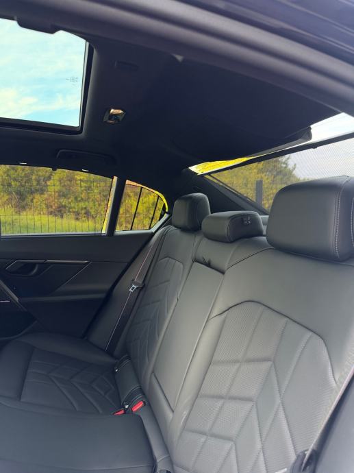 BMW 520d, M sport PRO, panorama, iconic glow, bowers & wilkins, full.., fotografija 16