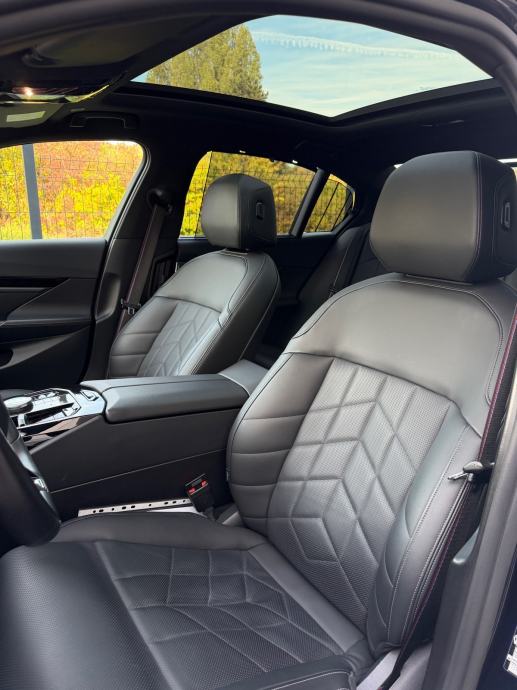 BMW 520d, M sport PRO, panorama, iconic glow, bowers & wilkins, full.., fotografija 14
