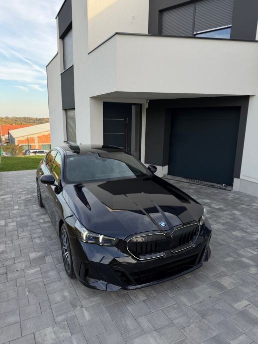 BMW 520d, M sport PRO, panorama, iconic glow, bowers & wilkins, full.., fotografija 2