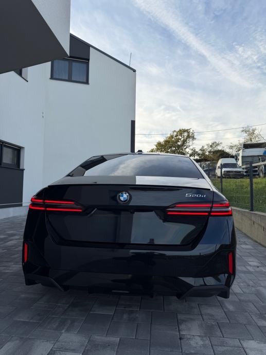 BMW 520d, M sport PRO, panorama, iconic glow, bowers & wilkins, full.., fotografija 7