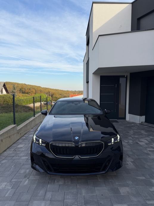 BMW 520d, M sport PRO, panorama, iconic glow, bowers & wilkins, full.., fotografija 3