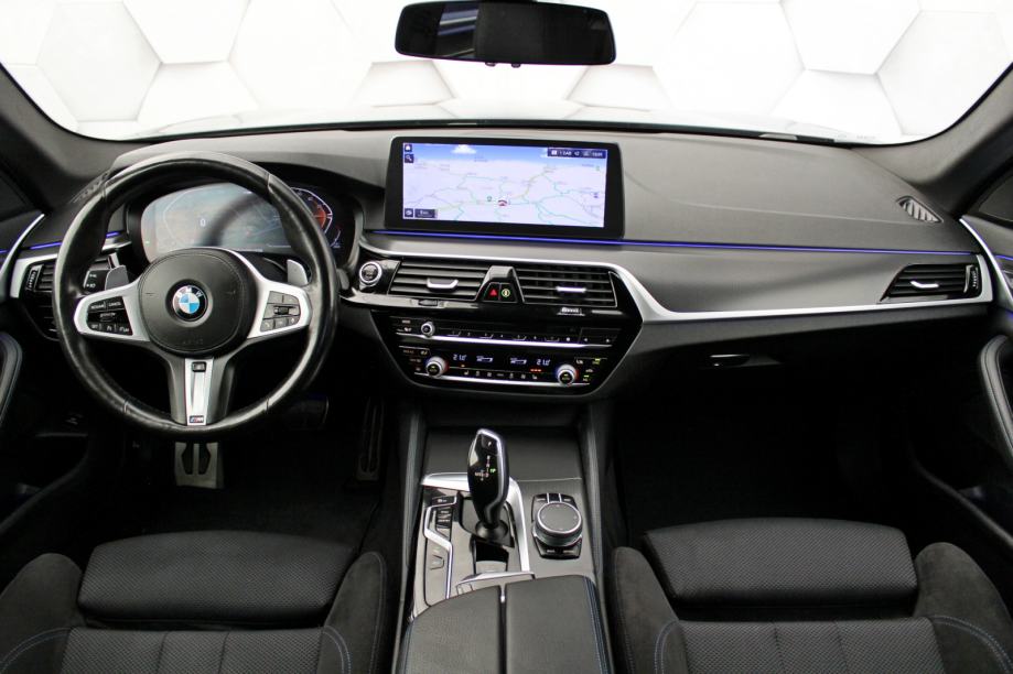 BMW 520dTA x-Drive Full LED COCKPIT NAVI Pro VUČNA KUKA, 2021 god.