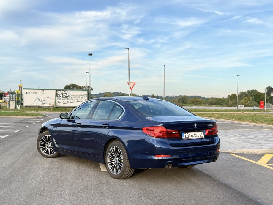 BMW 530e iPerformance Sport Line + 4 nove zimske gume Bridgestone, fotografija 2