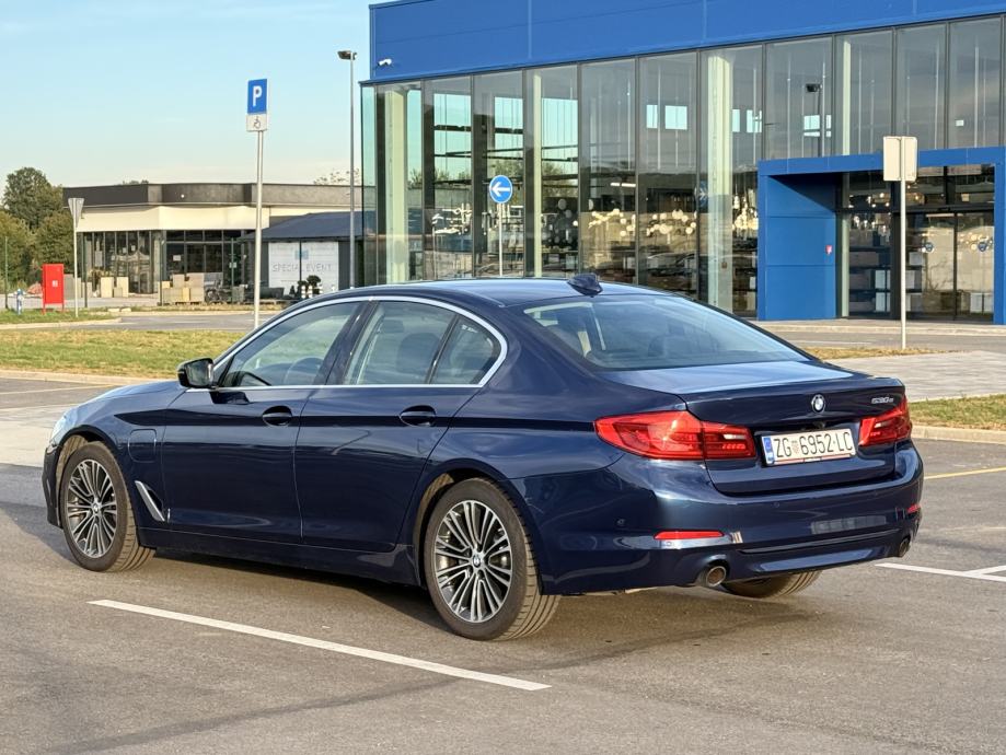 BMW 530e iPerformance Sport Line + 4 nove zimske gume Bridgestone, fotografija 5