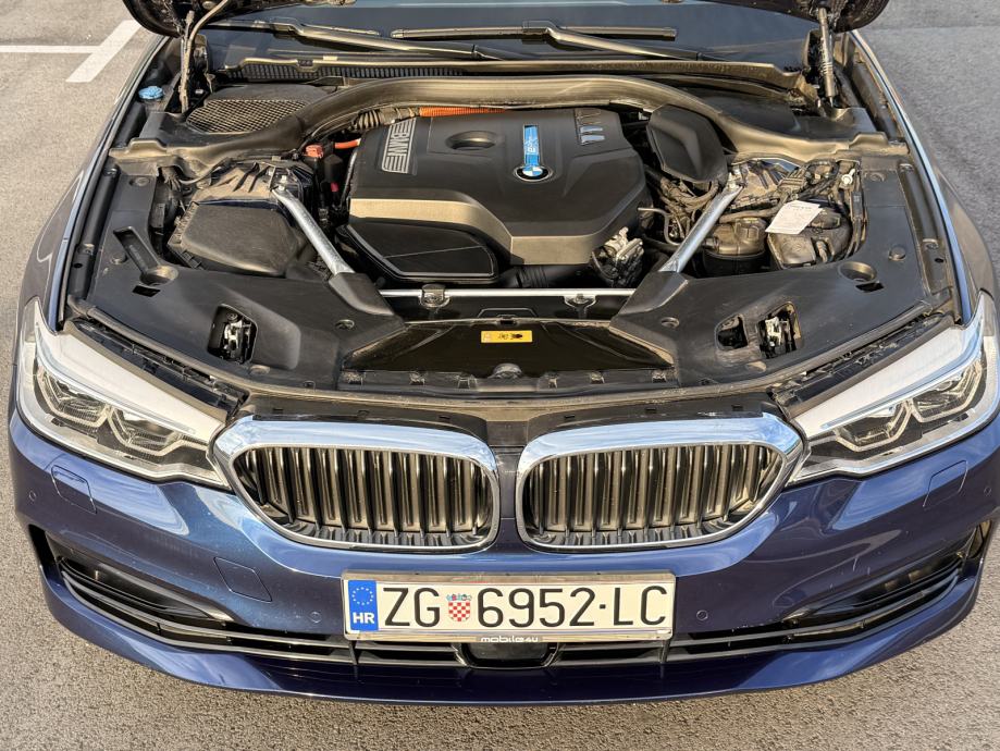 BMW 530e iPerformance Sport Line + 4 nove zimske gume Bridgestone, fotografija 11