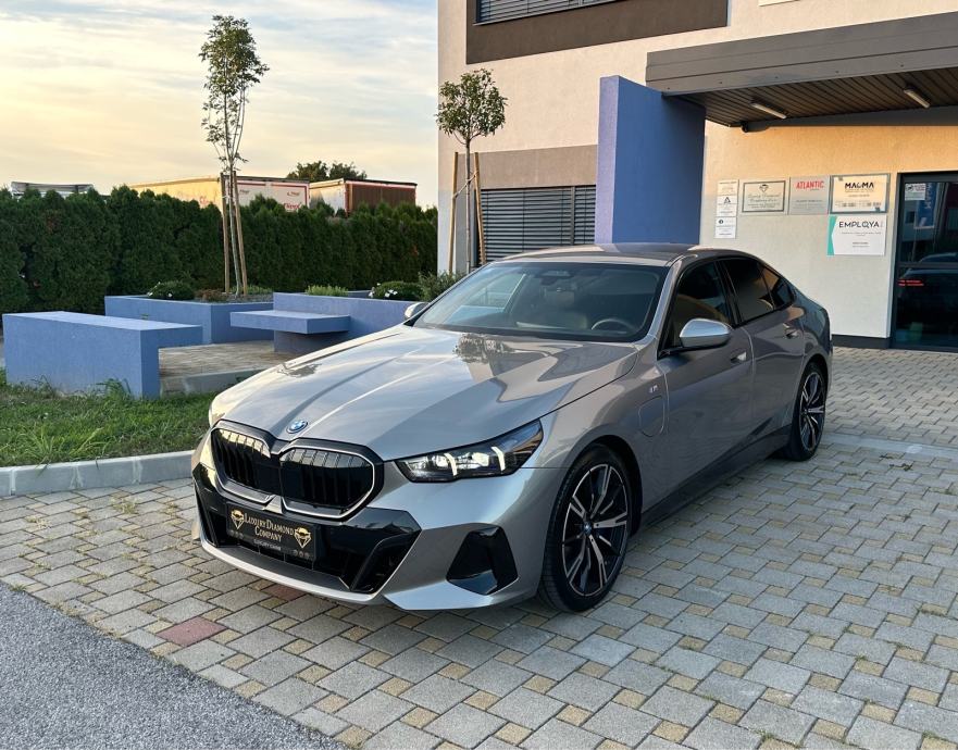 BMW 550e xDrive M SPORT PRO** B&W** ICONIC GLOW** VENTILACIJA** 2025**, fotografija 3