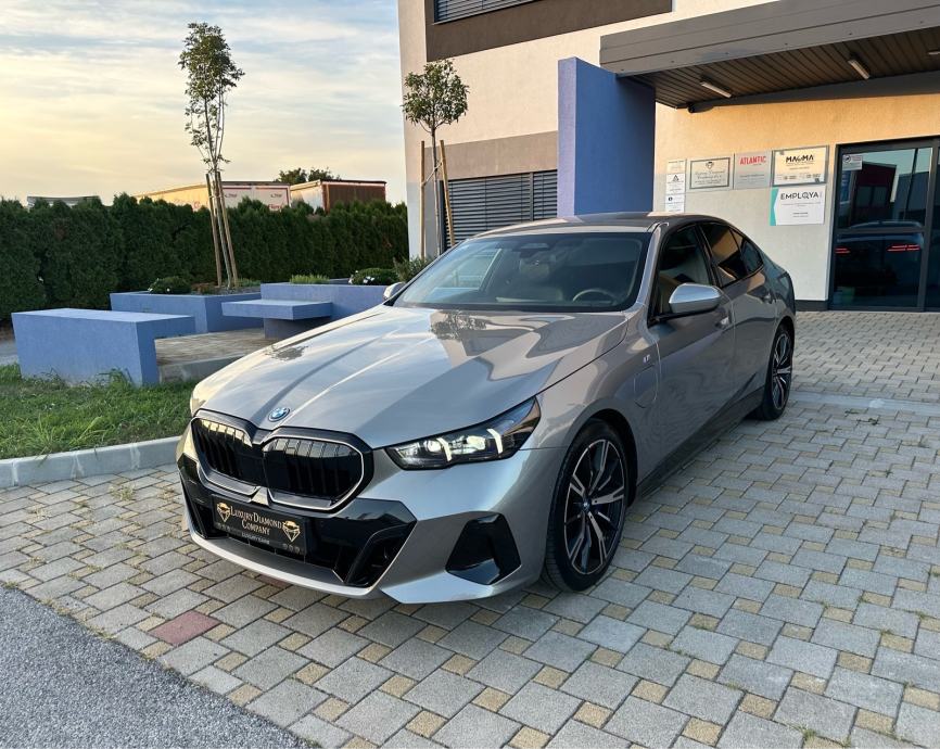 BMW 550e xDrive M SPORT PRO** B&W** ICONIC GLOW** VENTILACIJA** 2025**, fotografija 4