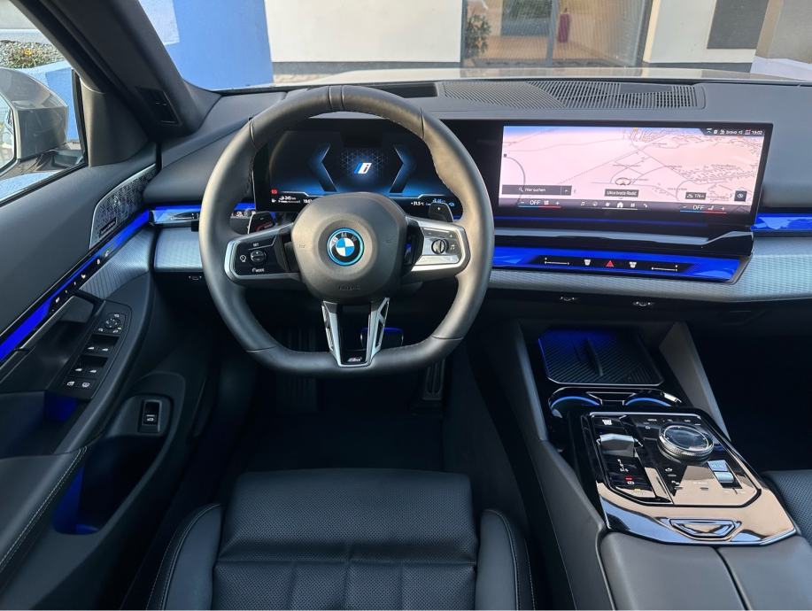 BMW 550e xDrive M SPORT PRO** B&W** ICONIC GLOW** VENTILACIJA** 2025**, fotografija 13