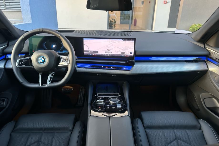BMW 550e xDrive M SPORT PRO** B&W** ICONIC GLOW** VENTILACIJA** 2025**, fotografija 12