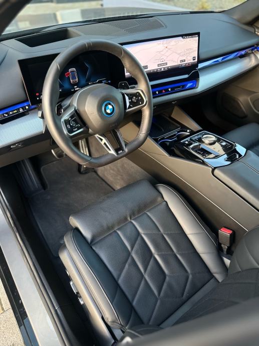 BMW 550e xDrive M SPORT PRO** B&W** ICONIC GLOW** VENTILACIJA** 2025**, fotografija 16