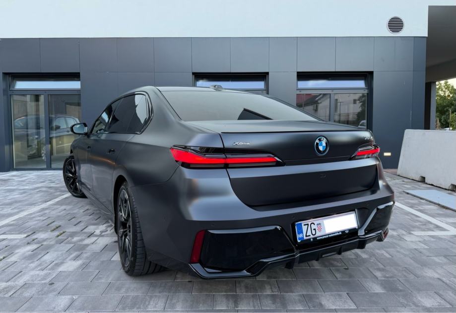 BMW 750e Xd-M Performance-Iconic Glow-TheatreTV-Panorama-B&W-SoftClose, fotografija 4