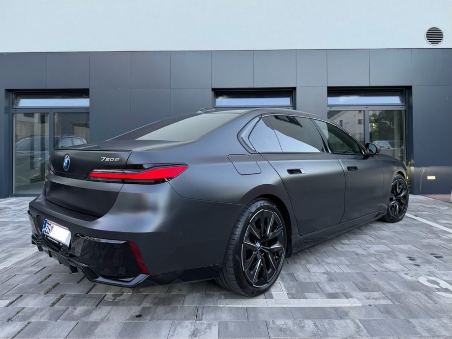 BMW 750e Xd-M Performance-Iconic Glow-TheatreTV-Panorama-B&W-SoftClose, fotografija 3