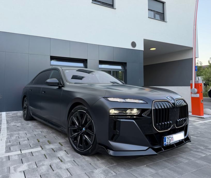 BMW 750e Xd-M Performance-Iconic Glow-TheatreTV-Panorama-B&W-SoftClose, fotografija 5