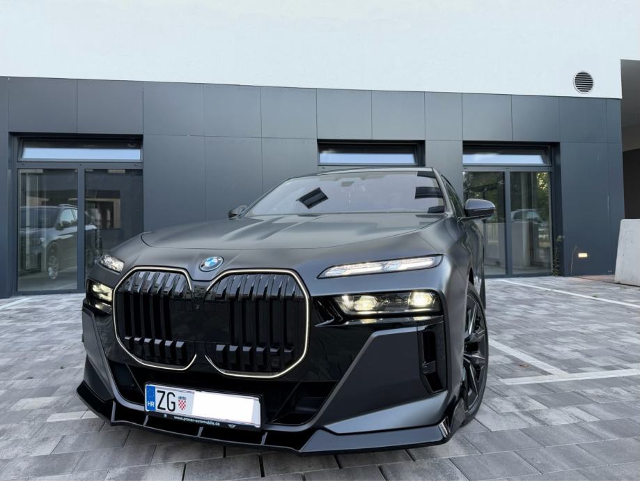 BMW 750e Xd-M Performance-Iconic Glow-TheatreTV-Panorama-B&W-SoftClose, fotografija 12