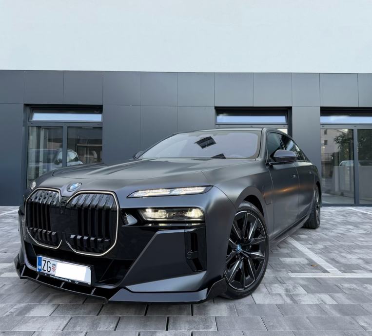 BMW 750e Xd-M Performance-Iconic Glow-TheatreTV-Panorama-B&W-SoftClose, fotografija 2