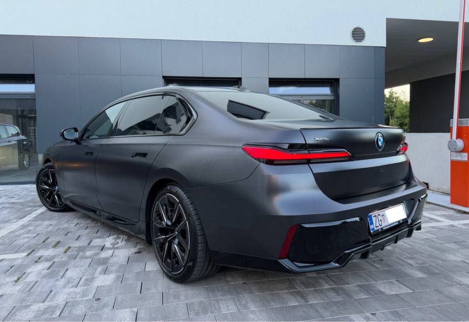 BMW 750e Xd-M Performance-Iconic Glow-TheatreTV-Panorama-B&W-SoftClose, fotografija 15