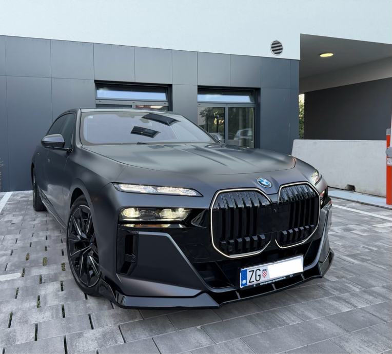 BMW 750e Xd-M Performance-Iconic Glow-TheatreTV-Panorama-B&W-SoftClose, fotografija 14