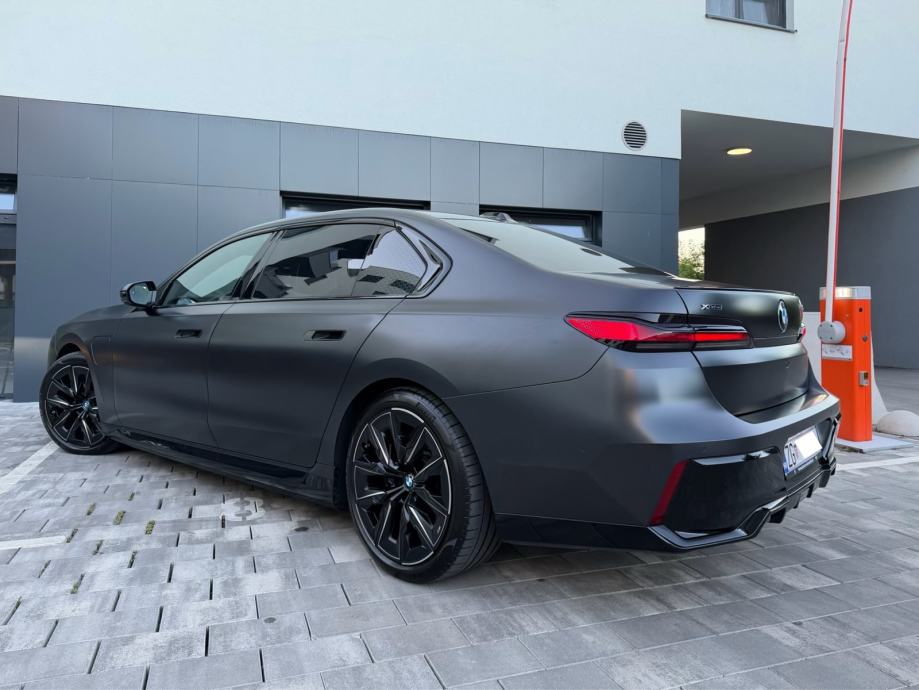 BMW 750e Xd-M Performance-Iconic Glow-TheatreTV-Panorama-B&W-SoftClose, fotografija 6