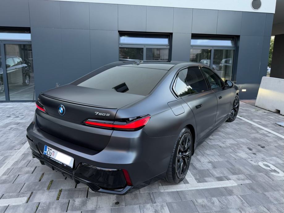 BMW 750e Xd-M Performance-Iconic Glow-TheatreTV-Panorama-B&W-SoftClose, fotografija 16