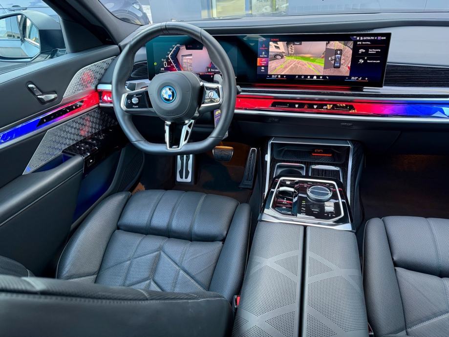 BMW 750e Xd-M Performance-Iconic Glow-TheatreTV-Panorama-B&W-SoftClose, fotografija 7