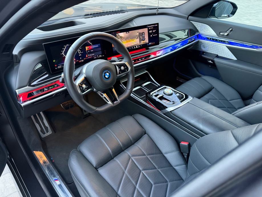 BMW 750e Xd-M Performance-Iconic Glow-TheatreTV-Panorama-B&W-SoftClose, fotografija 8