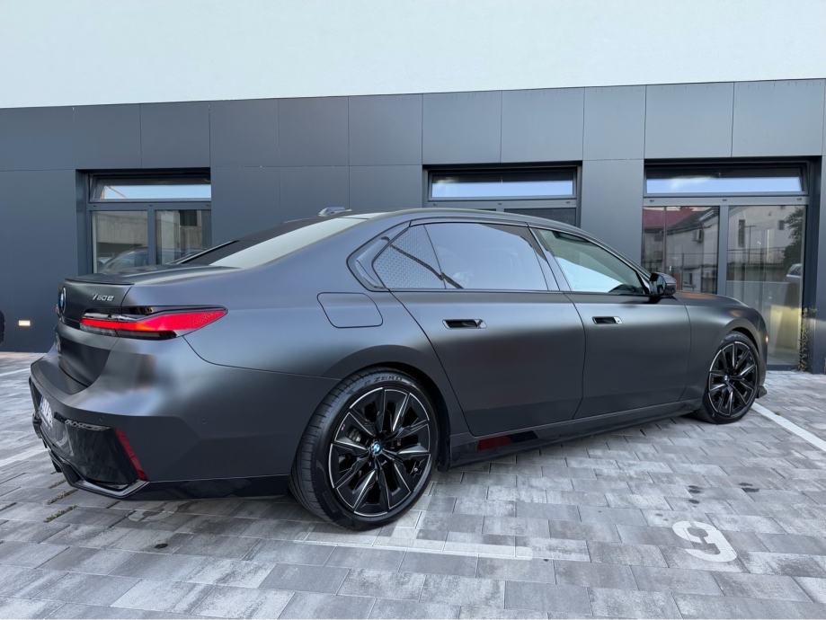 BMW 750e Xd-M Performance-Iconic Glow-TheatreTV-Panorama-B&W-SoftClose, fotografija 17