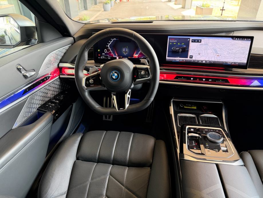 BMW 750e Xd-M Performance-Iconic Glow-TheatreTV-Panorama-B&W-SoftClose, fotografija 13