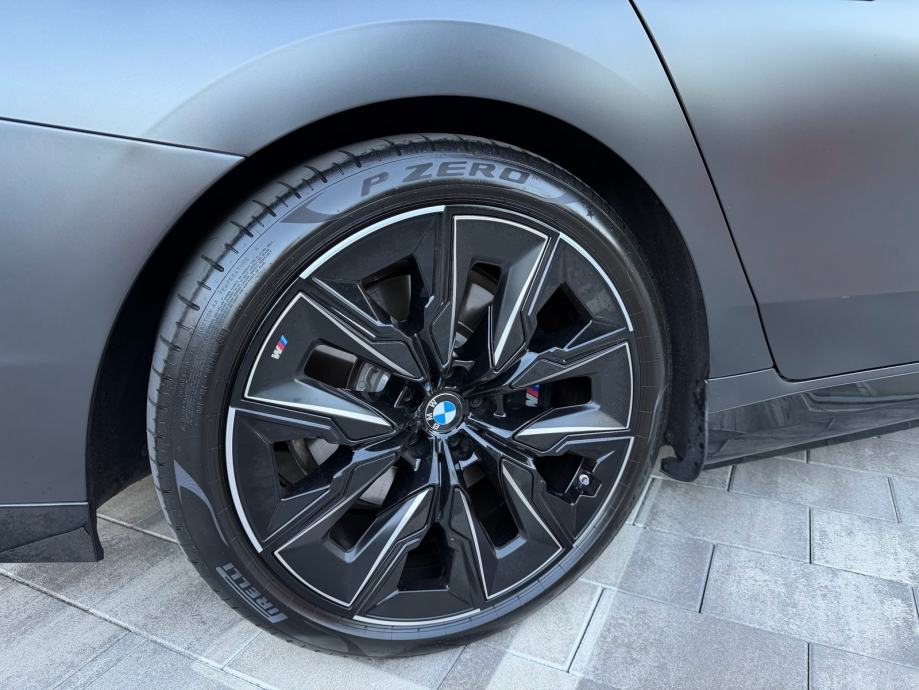 BMW 750e Xd-M Performance-Iconic Glow-TheatreTV-Panorama-B&W-SoftClose, fotografija 18