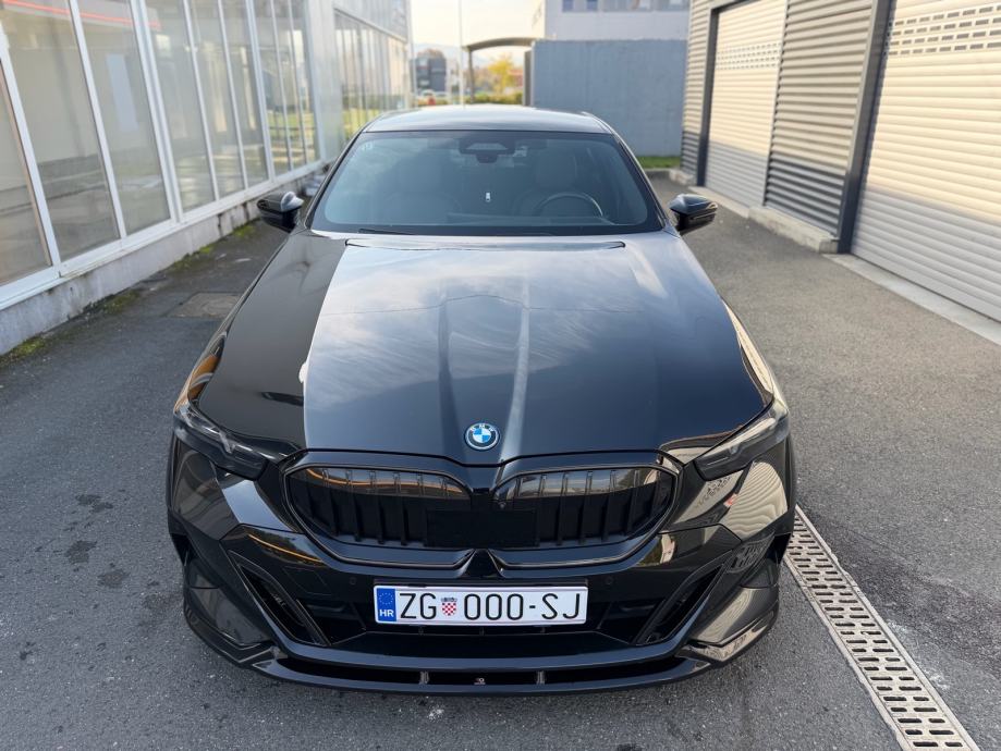 BMW G60 550e 2024.g., pogled izvana - slika 4