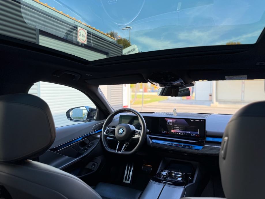 BMW G60 550e 2024.g., pogled izvana - slika 2