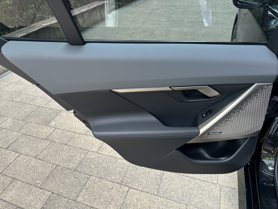 BMW i5 eDrive 40 *M SPORT PRO*PANORAMA*360°*H/K*VENTILACIJA*, fotografija 19