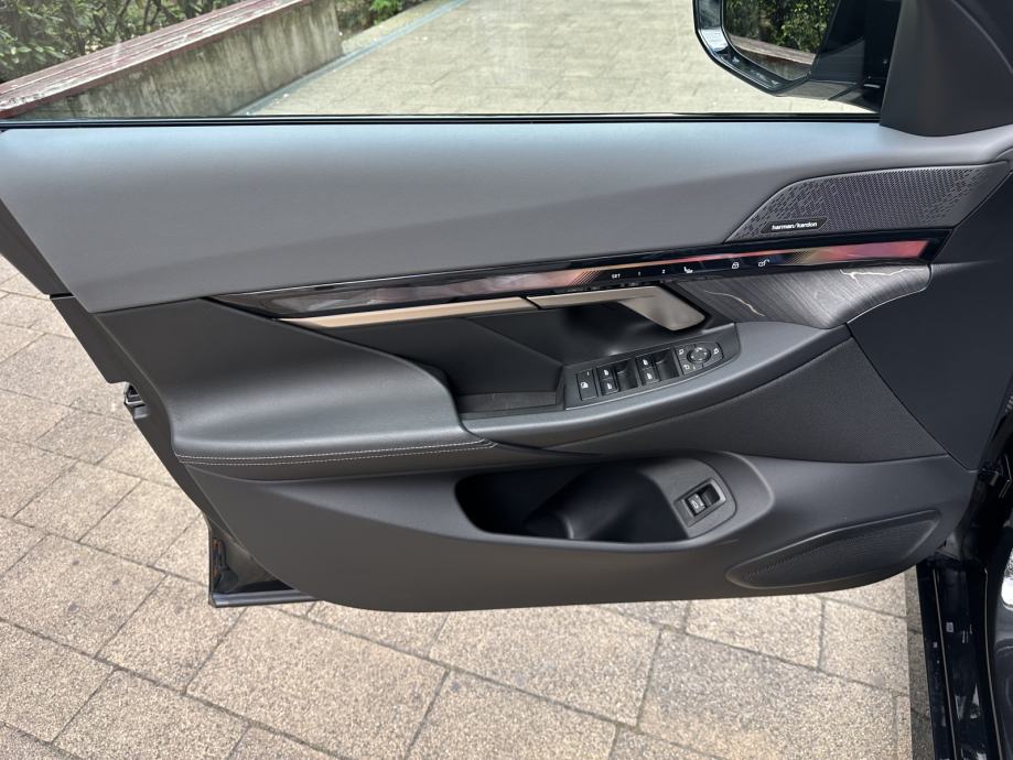 BMW i5 eDrive 40 *M SPORT PRO*PANORAMA*360°*H/K*VENTILACIJA*, fotografija 8