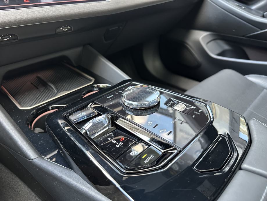 BMW i5 eDrive 40 *M SPORT PRO*PANORAMA*360°*H/K*VENTILACIJA*, fotografija 14