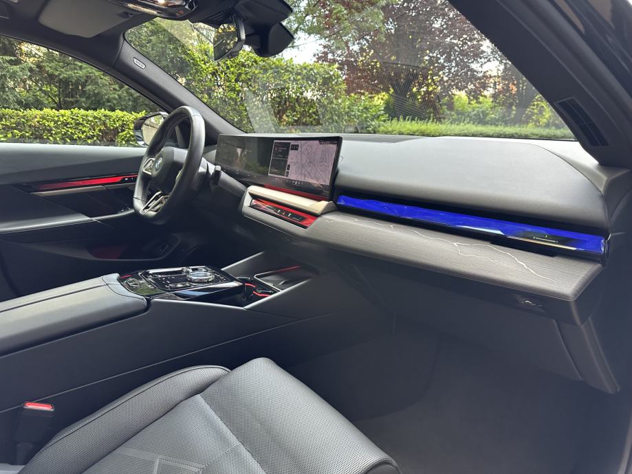 BMW i5 eDrive 40 *M SPORT PRO*PANORAMA*360°*H/K*VENTILACIJA*, fotografija 18