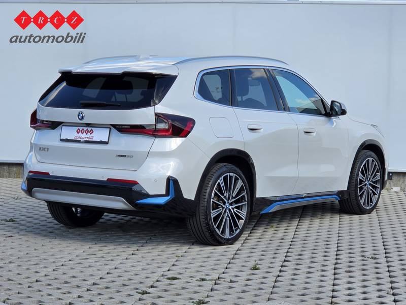 BMW iX1 xDrive 30, fotografija 4