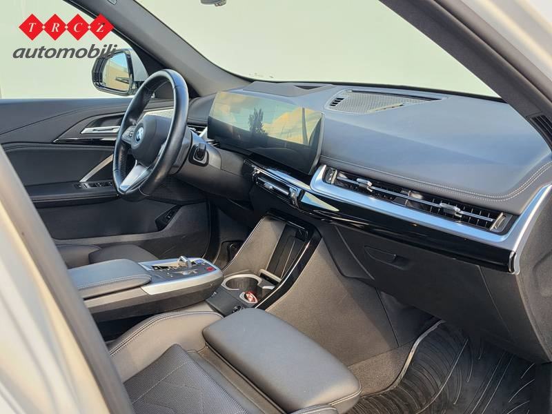 BMW iX1 xDrive 30, fotografija 6