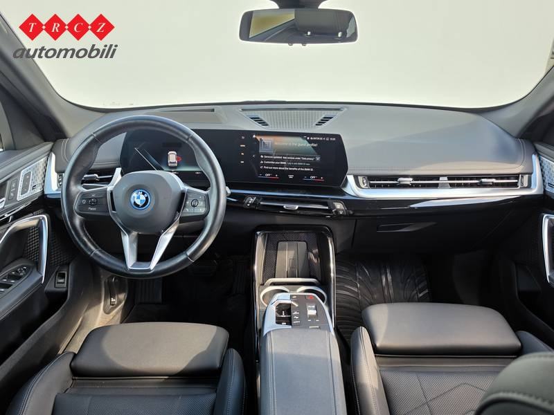 BMW iX1 xDrive 30, fotografija 8