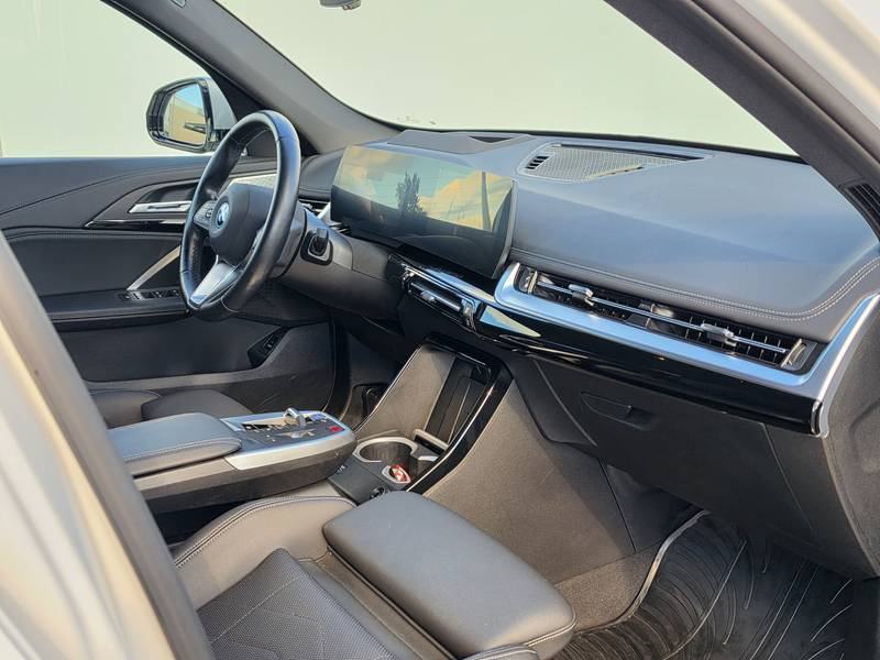 BMW iX1 xDrive30, fotografija 6