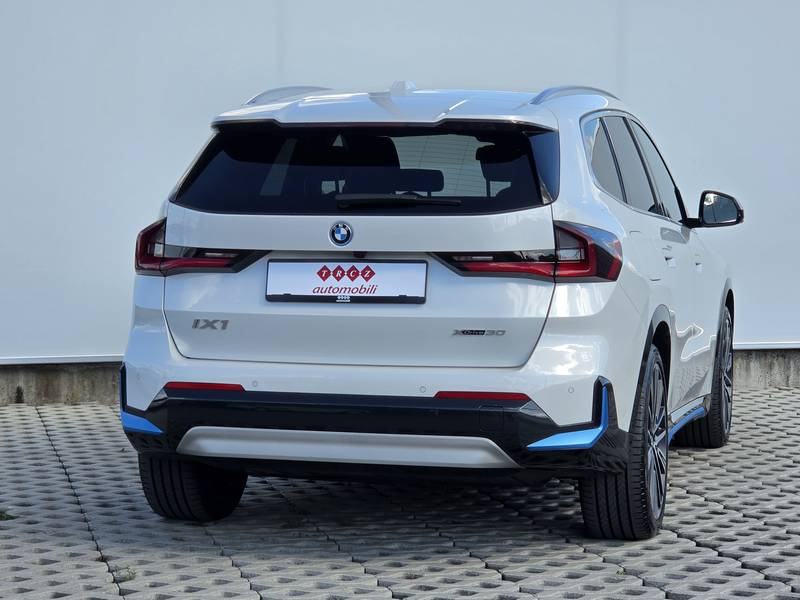 BMW iX1 xDrive30, pogled izvana - slika 3