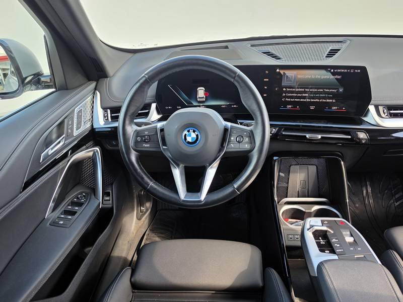 BMW iX1 xDrive30, fotografija 9