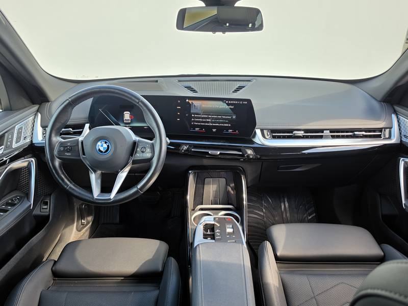 BMW iX1 xDrive30, fotografija 8