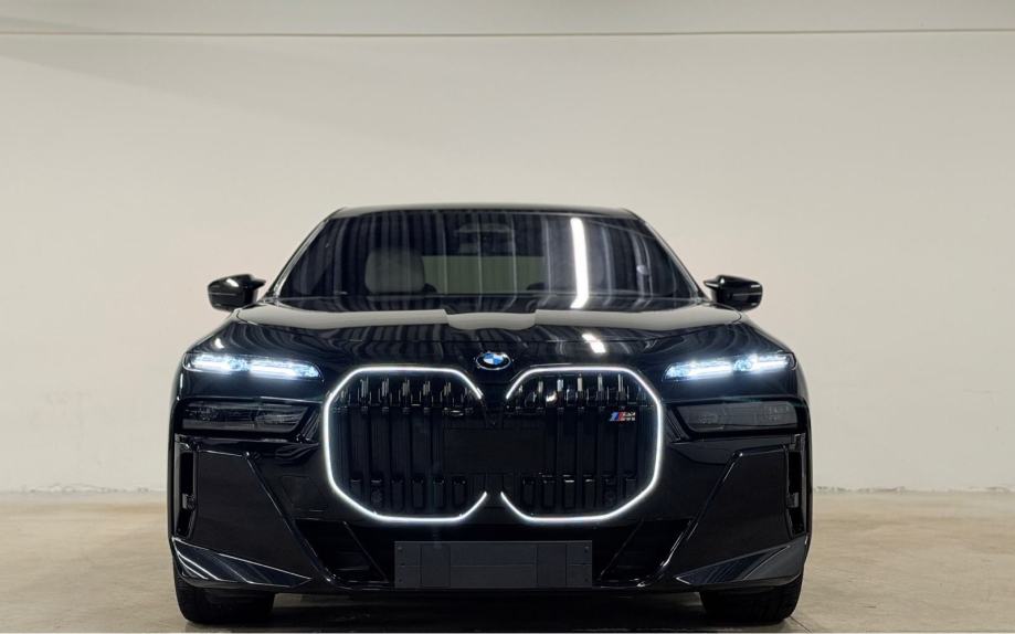 BMW M760e Hybrid Xdrive Iconic Diamond Masaza El.Vrata Individual B&W, fotografija 2
