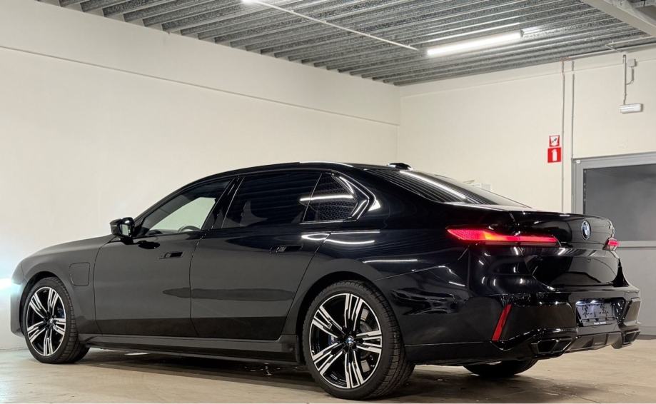BMW M760e Hybrid Xdrive Iconic Diamond Masaza El.Vrata Individual B&W, fotografija 4