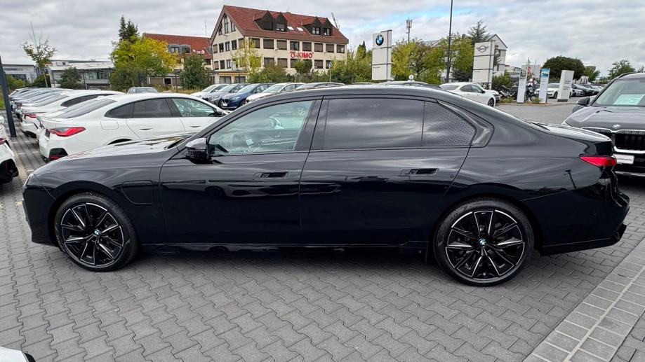 BMW M760e, fotografija 3