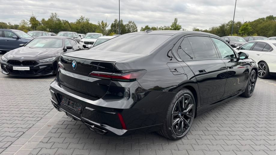 BMW M760e, fotografija 2