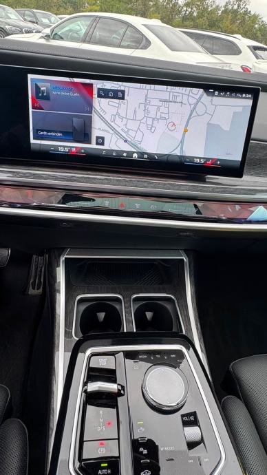 BMW M760e, fotografija 8